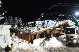 Terfens—Abschöpfarbeiten auf Pferdehof in Terfens-Schwere Schneelast