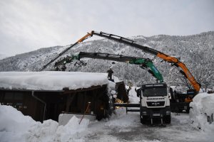 Terfens—Abschöpfarbeiten auf Pferdehof in Terfens-Schwere Schneelast